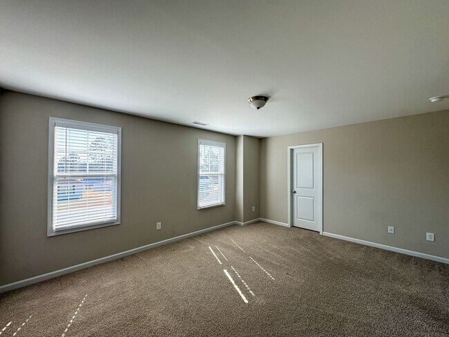 Building Photo - Spacious 4 Bed 2.5 Bath Home with Flex Rooms