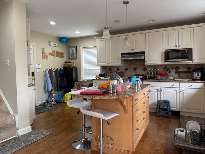 Kitchen - 1358 Indian Creek Dr