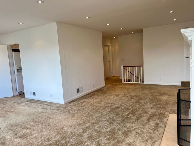 Building Photo - Sparkling 2 Bedroom 1.5 Bath - Nicely upda...