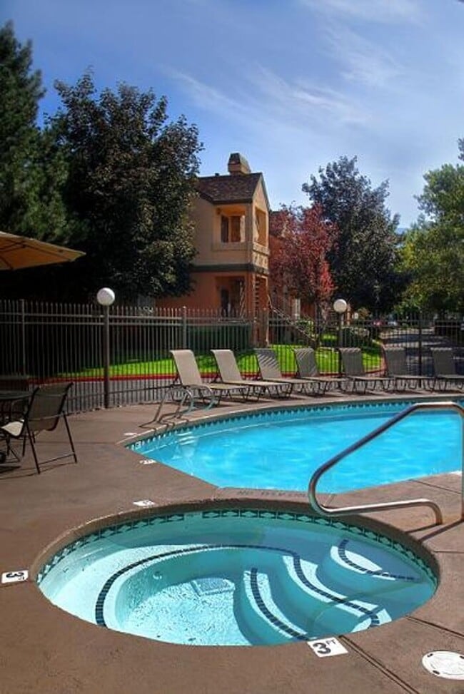 Building Photo - 2 Bed 1.5 Bath End Unit Townhome!
