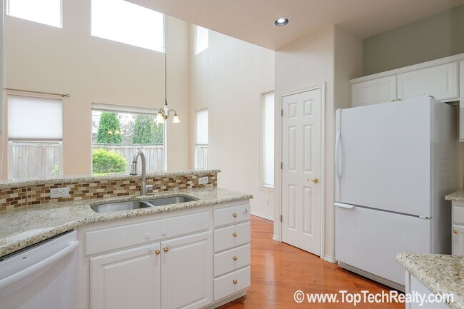 Building Photo - Lovely Traditional 2BD · 2.5BA + Office/De...
