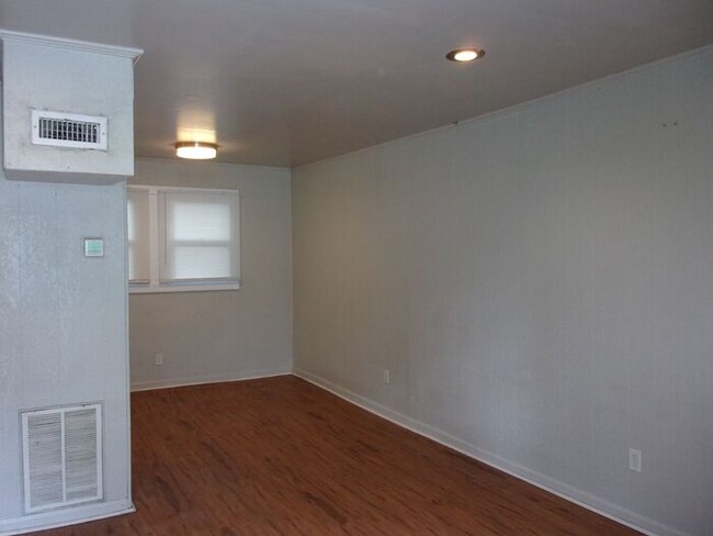 Building Photo - 1st Month Rent Free Move In Special - 2 Be...