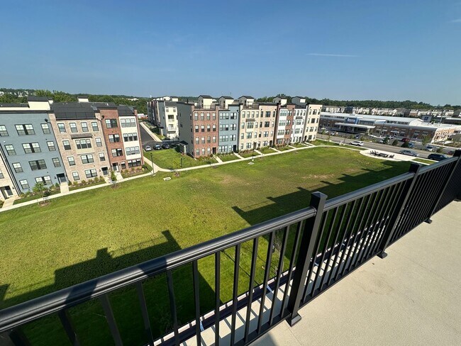 Building Photo - For Rent: Luxurious Short Pump Condo at Gateway Square - $3,200/Month.