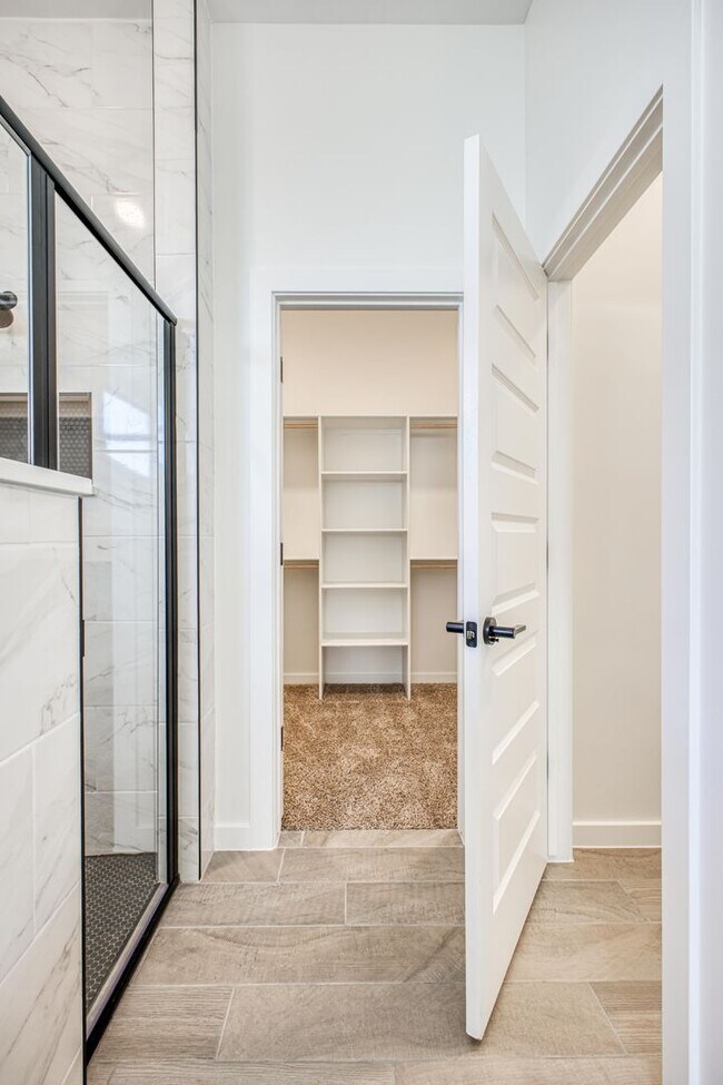 Building Photo - Beautiful East side House 4 bed-2.5 baths, part of The Overlook Casa Club that includes Swimming ...