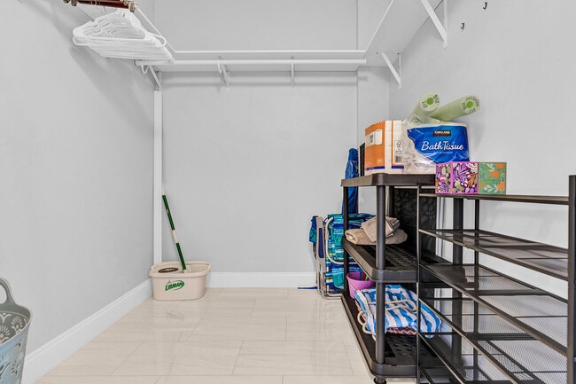 Building Photo - 802 W Windward Way