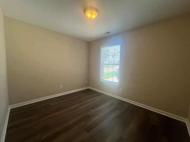 Building Photo - MOVE-IN SPECIAL! $200 off 1st full month's...