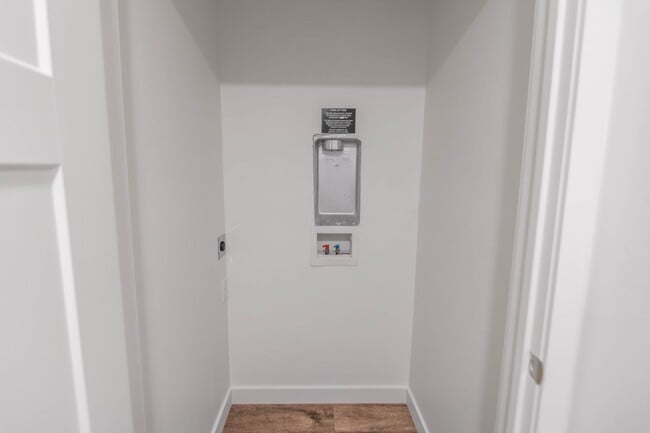 Building Photo - Up to one month free! 1-Bedroom Condos at ...