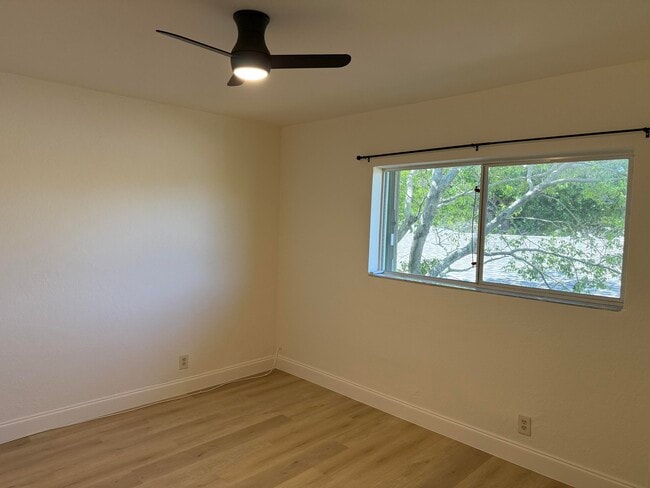 Building Photo - 1423 Holly Heights Dr