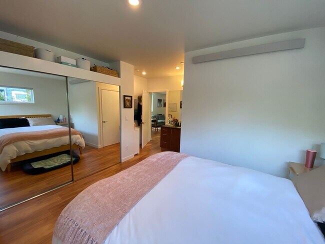 Building Photo - Sola 16