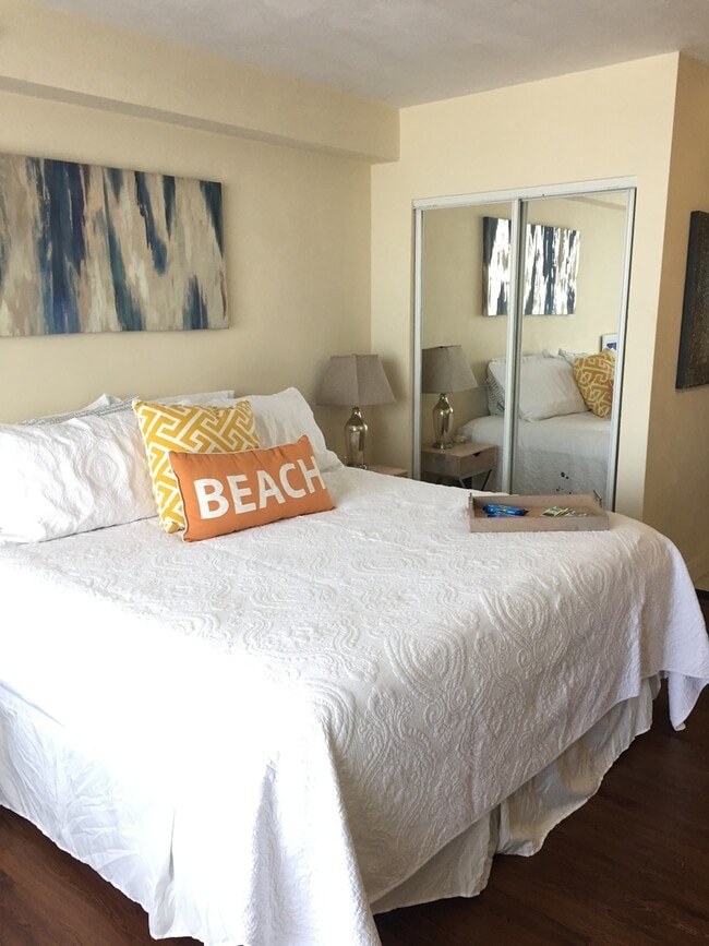 Building Photo - Ocean FRONT Studio! Amazing and must see! DEPOSIT-FREE Renting option thru OBLIGO! Deposit Altern...