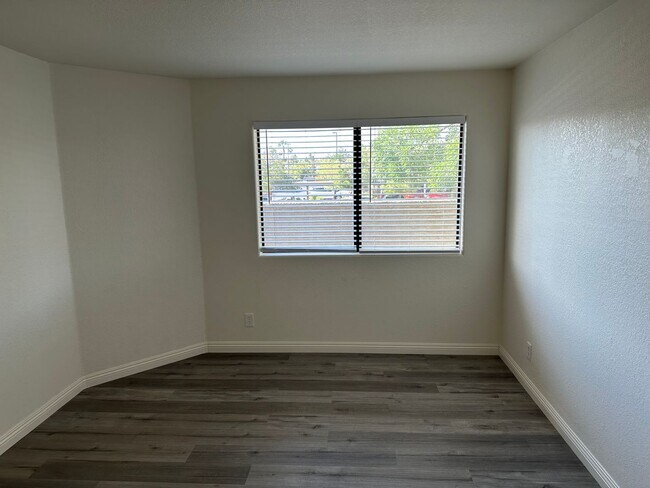 Building Photo - SW!! 2 Bedroom Condo!! 1st Floor!! Newly r...