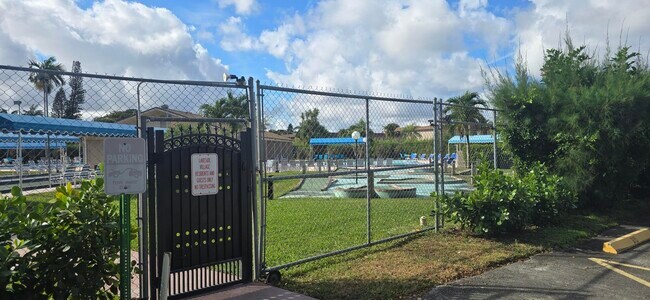 Building Photo - 300 Bonnie Blvd