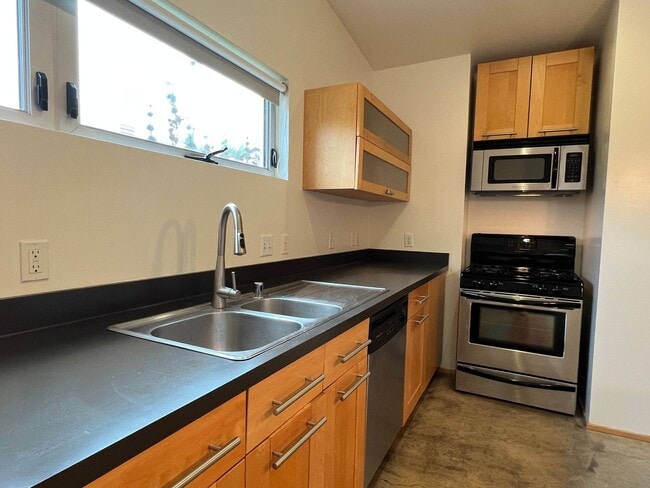 Building Photo - Super Sweet, Modern Style Back House