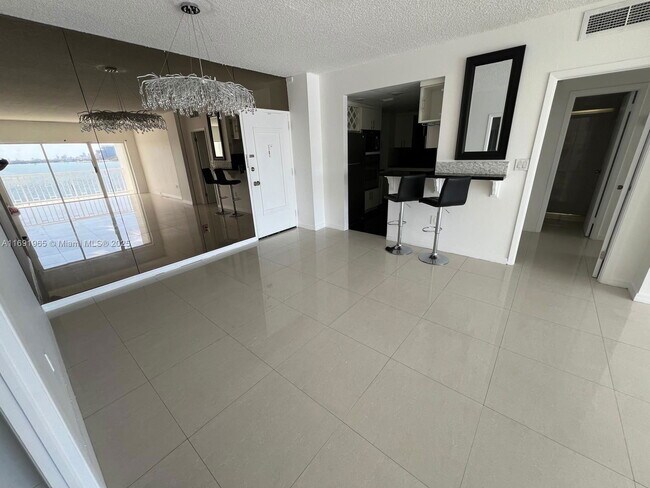 Building Photo - 500 Bayview Dr