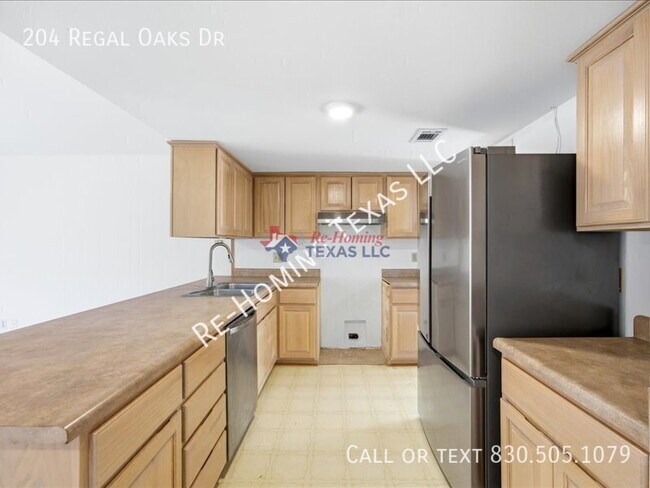 Building Photo - 204 Regal Oaks Dr