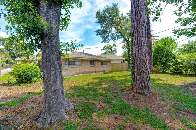 Building Photo - 9811 Shadydale Ln