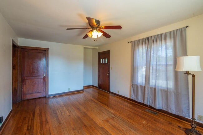 Building Photo - 3 bed and 1 bath farm house in Johnson City