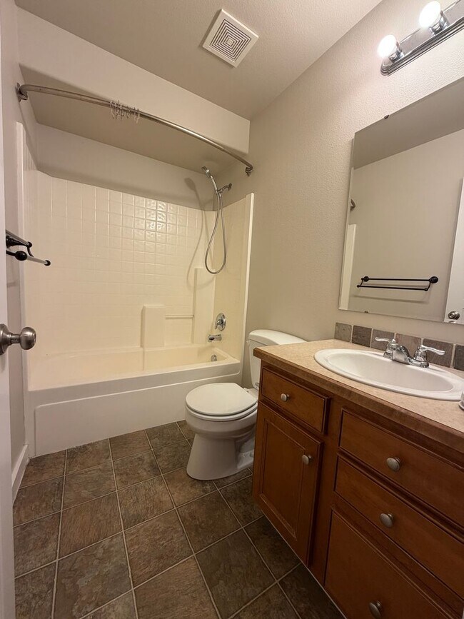 Building Photo - Perfect 4 bed 2.5 ba home in the desirable Sundance Subdiv. off McMillan & Meridian Rd.