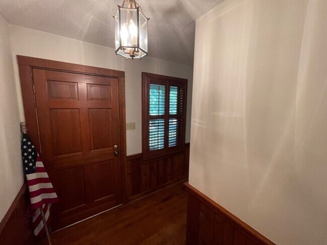 Building Photo - Wonderful ranch with inground pool!