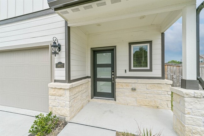 Building Photo - 18602 Etta Pnes Cir