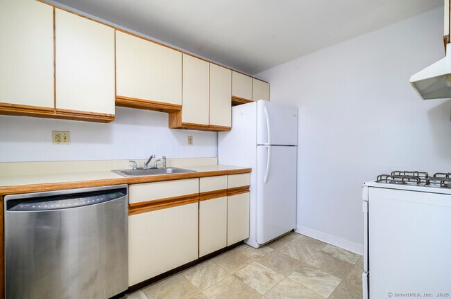 Building Photo - 29G Clarmore Dr