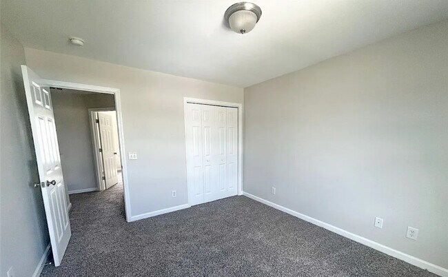 Building Photo - 221 Chapel Lake S