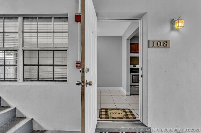 Building Photo - 626 SW 14th Ave