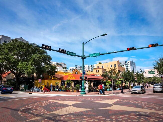 Building Photo - 800 N Tamiami Trl