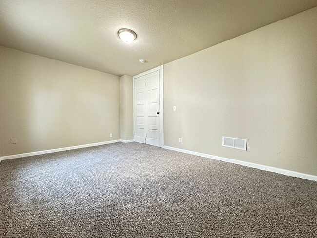 Building Photo - 4 Bedroom Remodeled Home in Chariton