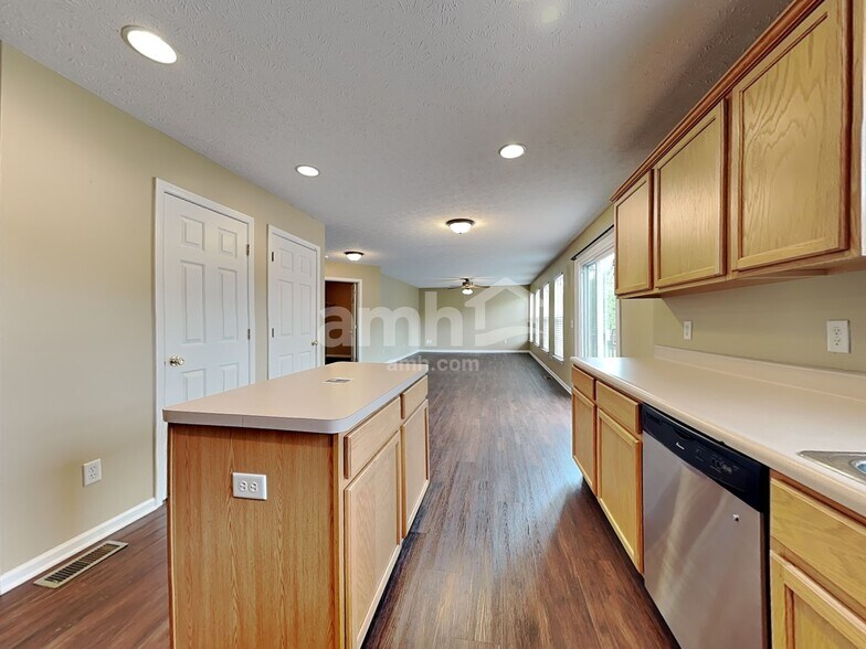 Building Photo - 181 Coyote Dr