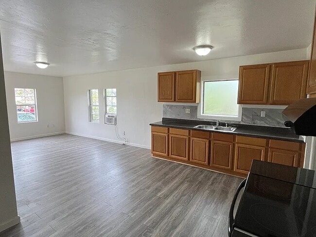 Building Photo - 2130 N Stonewall Ave
