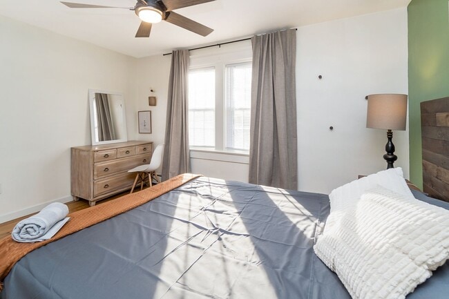 Building Photo - 3 BED · 1.5 BATH · MODERN INDUSTRIAL · AVA...