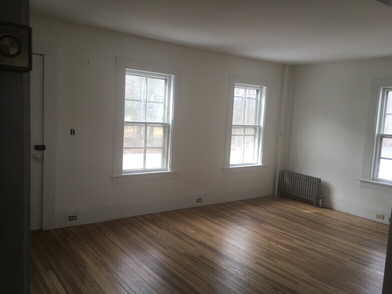 Living room - 468 Union St