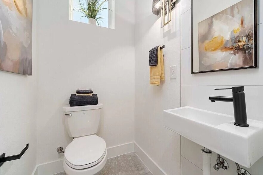 Building Photo - 5008 Lott Ave