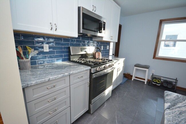 Building Photo - Beautiful 2bed Home With New Renovations F...