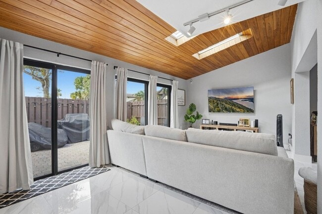 Building Photo - 7136 SW 105th Ct