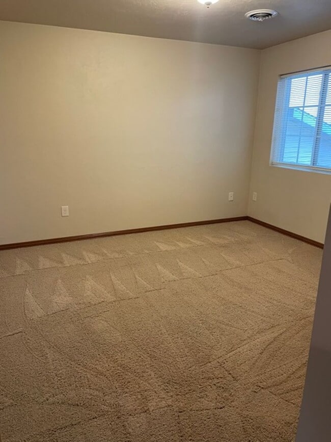 Building Photo - Spacious 2 Bedroom Upper Level Apartment