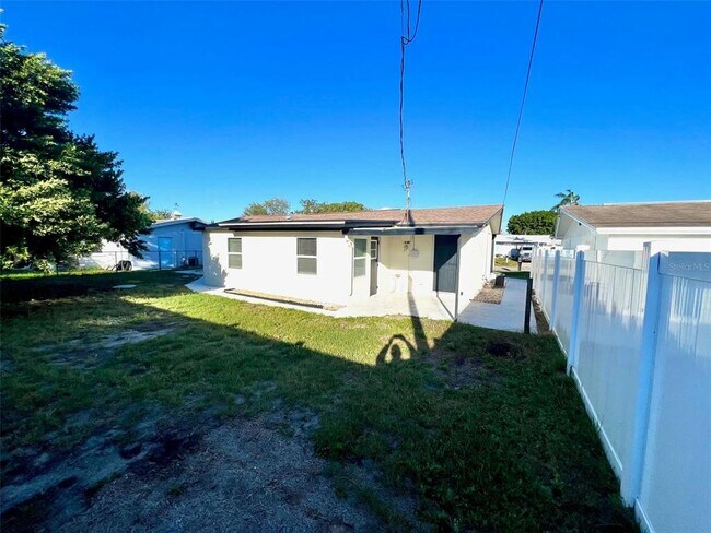 Building Photo - 3543 Kingsbury Dr