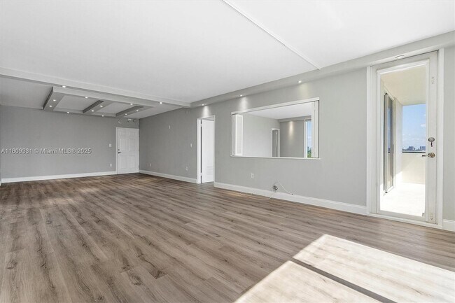 Building Photo - 10350 W Bay Harbor Dr