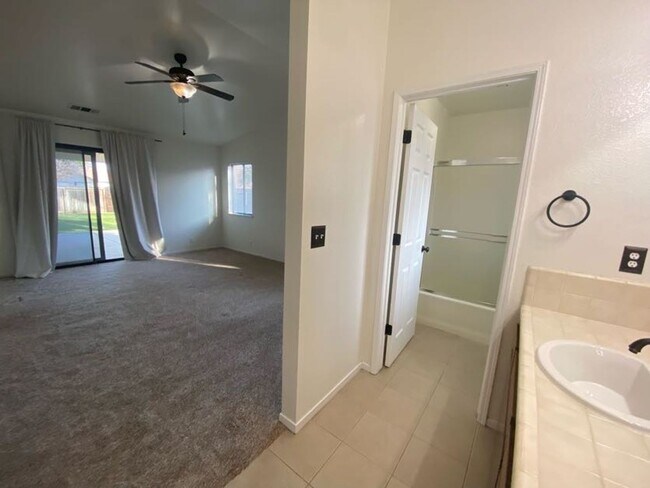 Building Photo - 1947 Henshaw Ave