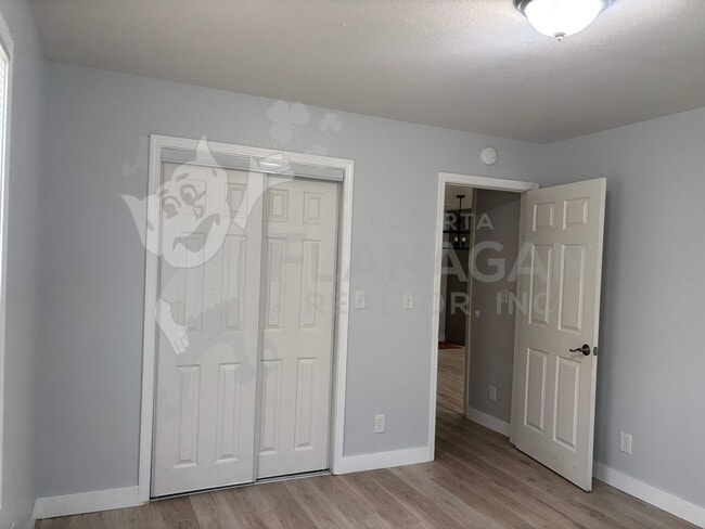 Building Photo - 3 Bedroom/ 2 Bathroom Home