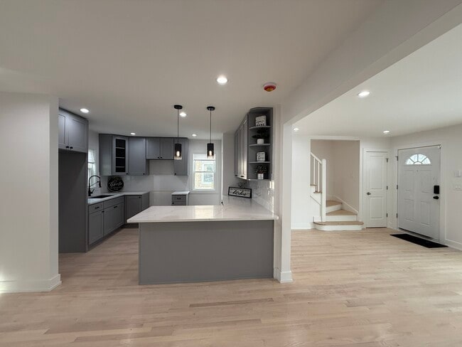 Building Photo - 9304 S Justine St