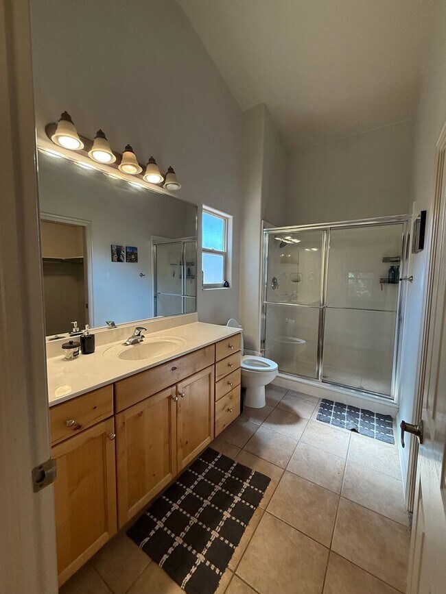 Building Photo - Partially Furnished 3 Bedroom Home with Co...
