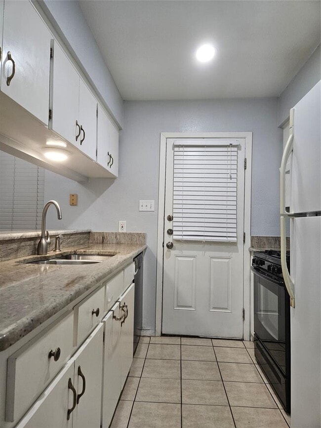 Building Photo - 2305 Cottonwood Dr