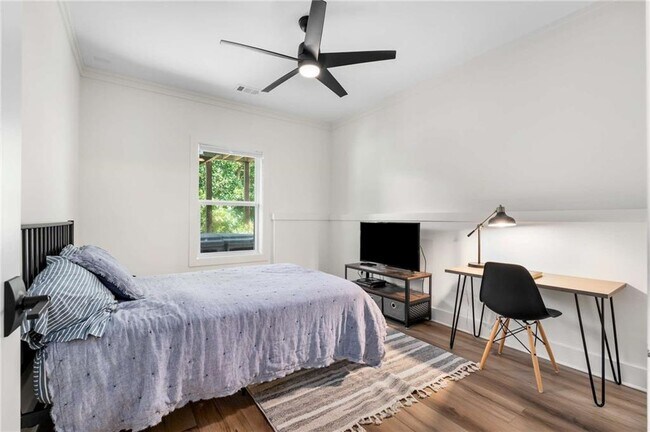 Building Photo - 520 Walden Glen Ln