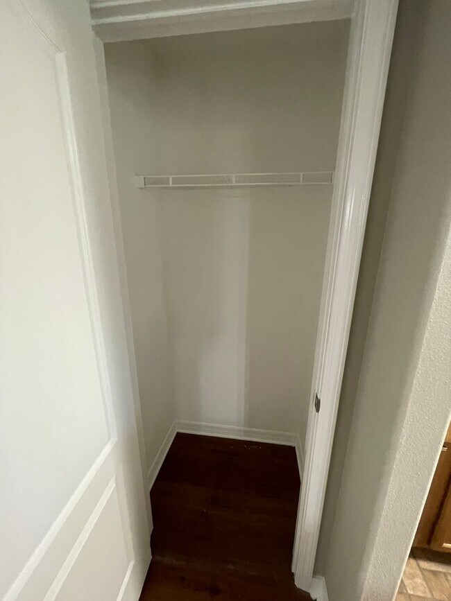 Building Photo - Beautiful End-Unit Townhome in Gated Eilan...