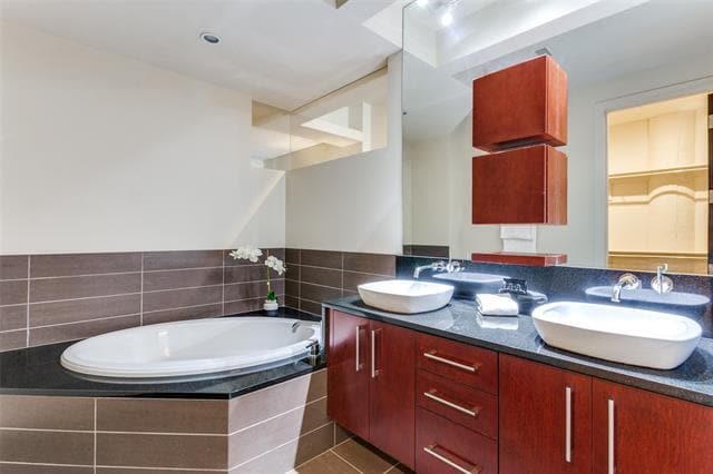 Building Photo - 2600 W 7th St