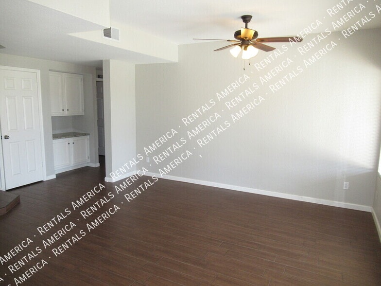 Building Photo - 1251 E Brentrup Dr
