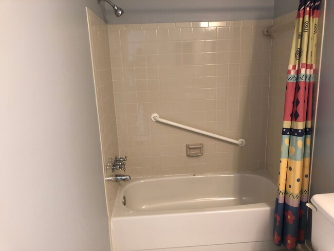 Building Photo - Updated Townhome Close to METRO