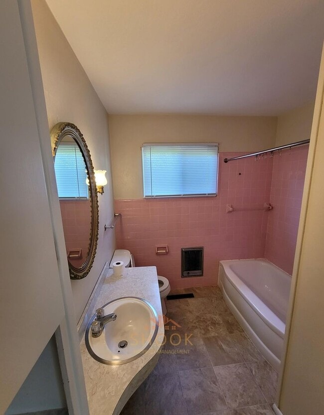 Building Photo - AVAILABLE JUNE 2026 - 2 BR + DEN WITH LARGE YARD